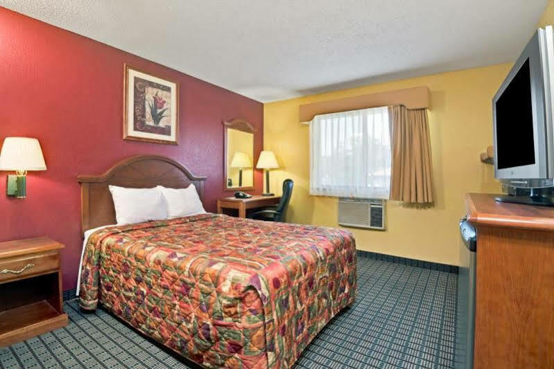 Travelodge By Wyndham Torrington Exteriér fotografie